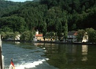 Motorkatamaran "Ursula" in voller Fahrt vor Sarmingstein, Donau-km 2072,5 : Motorboot, Kirche